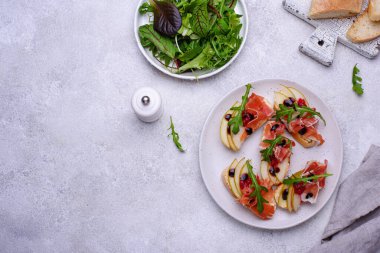 Armut ve jambonlu tost.