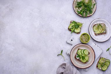 Avokado ve mikroyeşil tost.