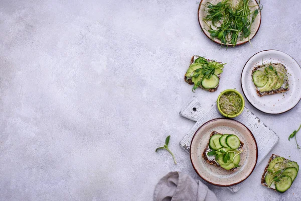 Avokado ve mikroyeşil tost.