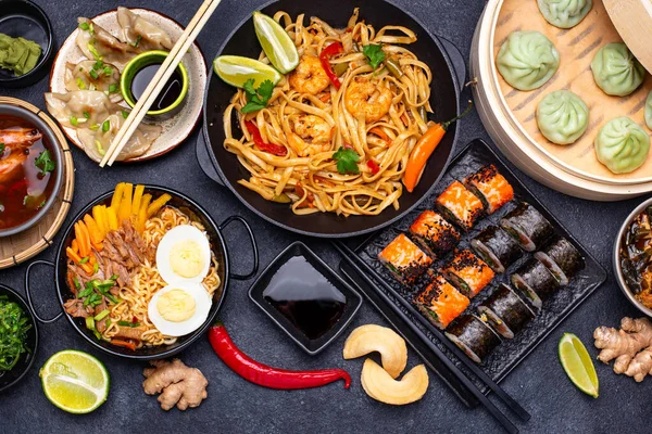 Comida asiática. Cocina china, japonesa y tailandesa — Foto de Stock