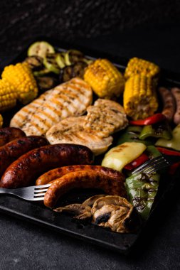 Izgara sosis, et ve sebze..