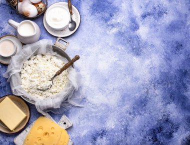 Mavi arka planda çeşitli süt ürünleri