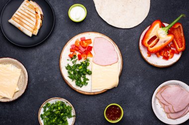 Meksika quesadilla 'sı hazırlama işlemi.