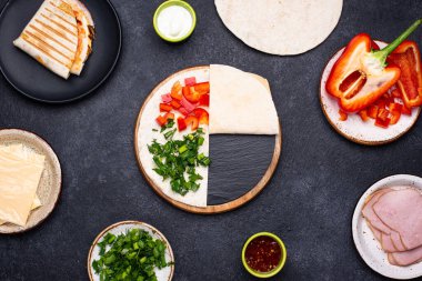 Meksika quesadilla 'sı hazırlama işlemi.
