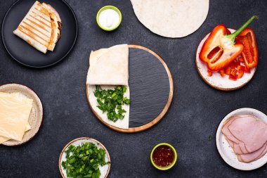 Meksika quesadilla 'sı hazırlama işlemi.