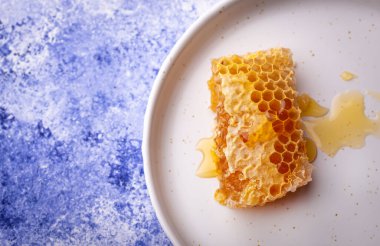 Mavi arkaplanda plaka içinde bal peteği