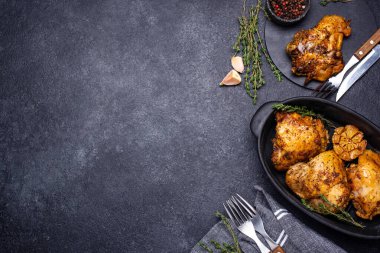 Sarımsaklı ızgara tavuk budu.