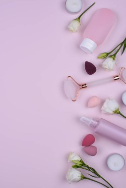 Gül kuvars silindiri ve kozmetik tüpleri