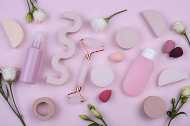 Gül kuvars silindiri ve kozmetik tüpleri