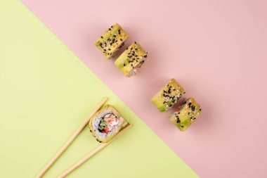 Suşi modaya uygun renk arkaplanında dönüyor