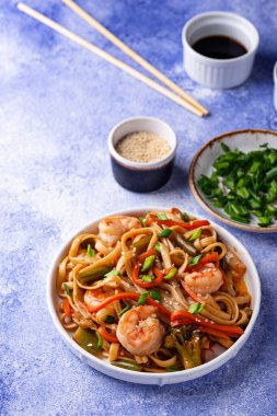 Karides ve sebzeli Wok.