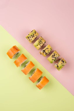 Suşi modaya uygun renk arkaplanında dönüyor