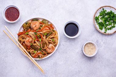 Karides ve sebzeli Wok.