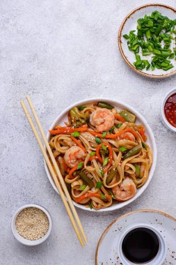 Erişte, karides ve sebzeli waok.