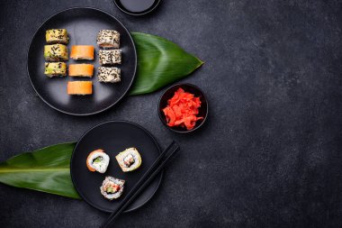 Geleneksel Japon suşisi koyu arkaplanda yuvarlanıyor