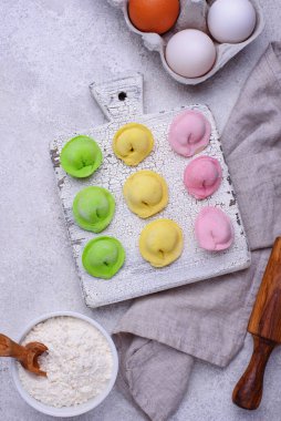 Etle doldurulmuş çok renkli börekler.