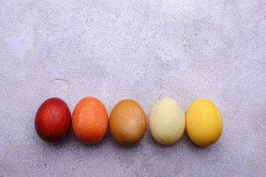 Organik boyayla boyanmış Paskalya yumurtaları