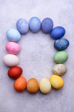 Organik boyayla boyanmış Paskalya yumurtaları