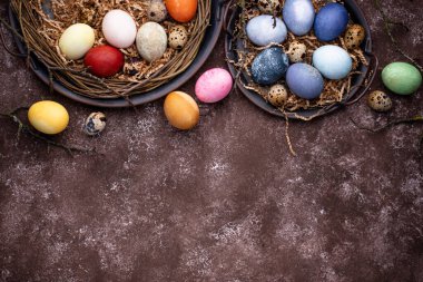 Organik boyayla boyanmış Paskalya yumurtaları