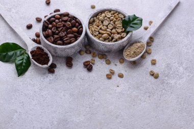 Yeşil ve kahverengi kahve çekirdekleri