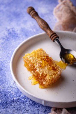 Mavi arkaplanda plaka içinde bal peteği