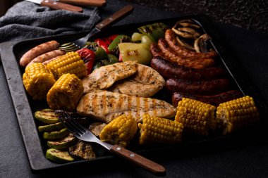 Izgara sosis, et ve sebze..