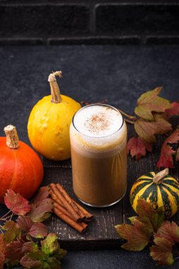 Balkabaklı latte, sıcak sonbahar içeceği.