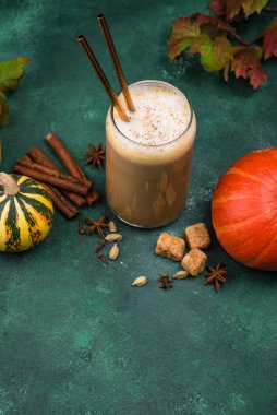 Balkabaklı latte, sıcak sonbahar içeceği.