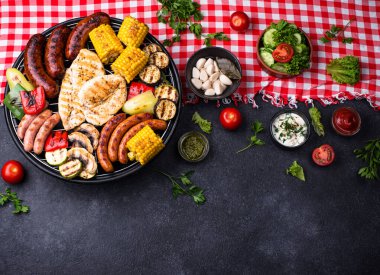 Izgara sosis, et ve sebze..