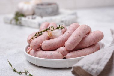 Izgara için çiğ sosis.