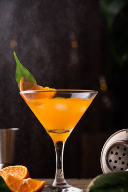 Kırsal tarzda portakallı martini kokteyli.