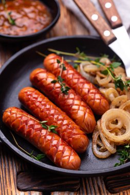 Kızarmış soğanlı ızgara sosis.