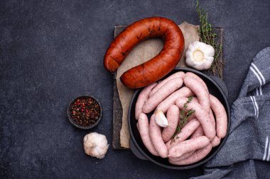 Izgara için çiğ sosis.