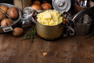 Patates püresi eski bir tencerede.