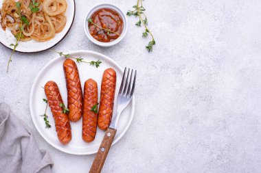 Kızarmış soğanlı ızgara sosis.