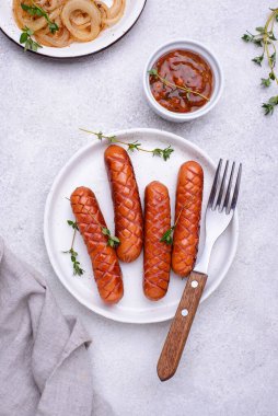 Kızarmış soğanlı ızgara sosis.