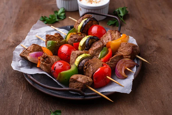 Kebab alla griglia con carne, funghi e verdure — Foto Stock
