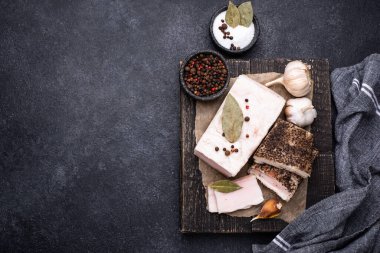 Sarımsaklı tuzlu domuz yağı.