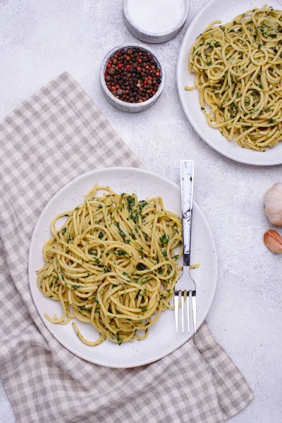 Pasta de espaguetis con espinacas y queso — Foto de Stock