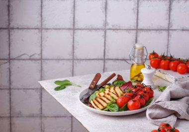 Izgara halloumi peynirli sebze salatası.