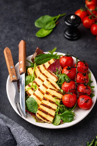 Grönsakssallad med grillad halloumi-ost — Stockfoto