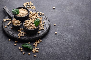 Taze organik yeşil kahve çekirdekleri.