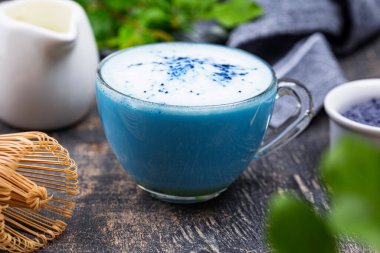 Sütlü mavi kibrit latte.