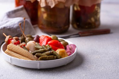 Salamuraya yatırılmış sebze turşusu..