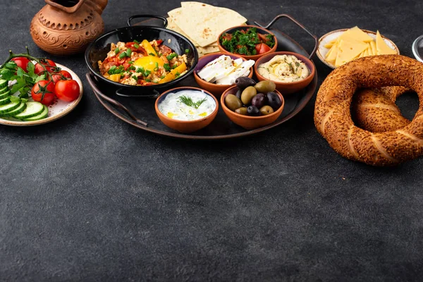 Traditionelles türkisches Frühstück mit Meze und Simit — Stockfoto