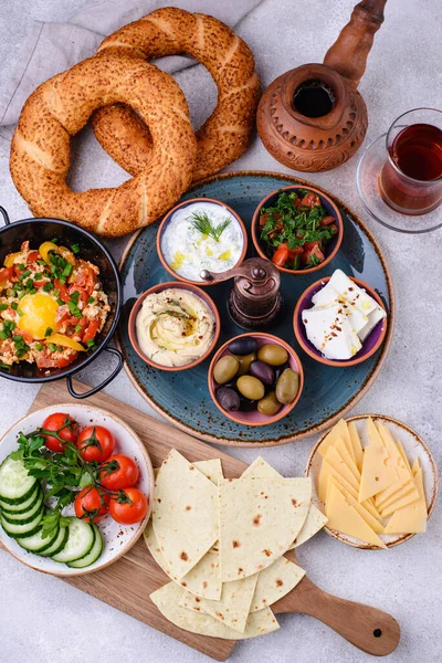 Traditionelles türkisches Frühstück mit Meze und Simit — Stockfoto