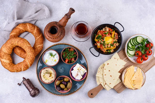 Traditionelles türkisches Frühstück mit Meze und Simit — Stockfoto