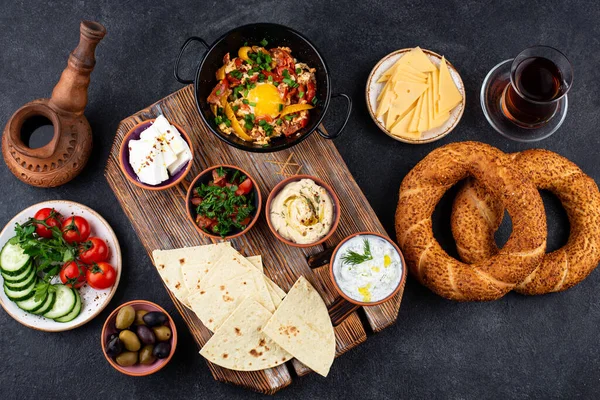 Café da manhã tradicional turco com meze e simit — Fotografia de Stock