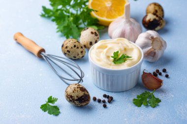 Malzemeli ev yapımı mayonez sosu.