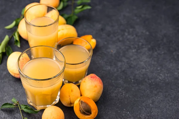 Zumo de albaricoque en vaso. Bebida saludable — Foto de Stock